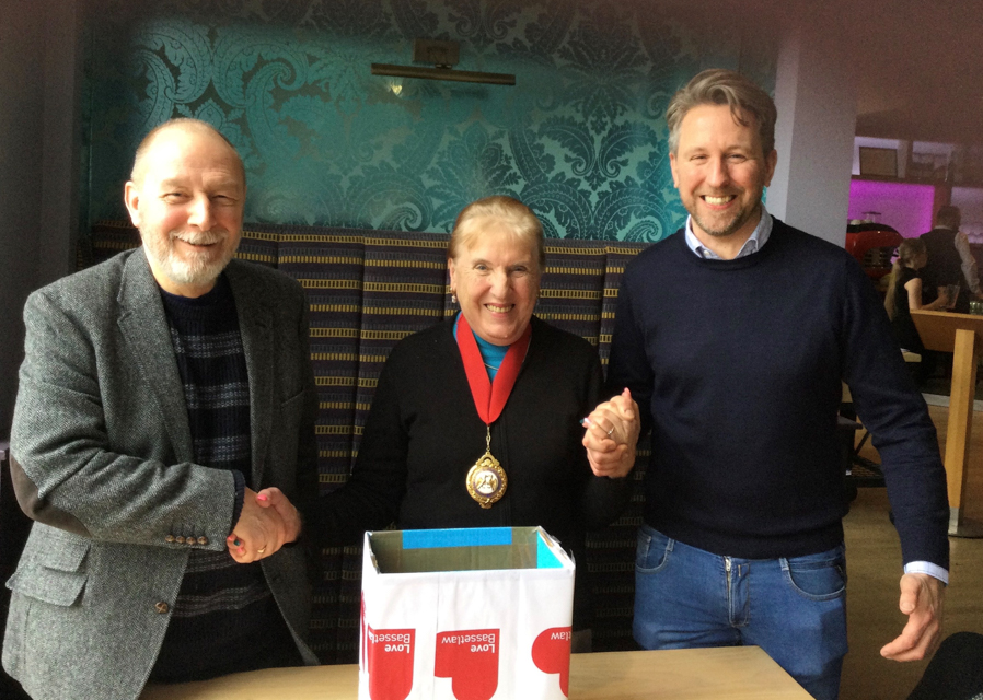 Retford Free Prize Draw: Retford Mayor draws winner